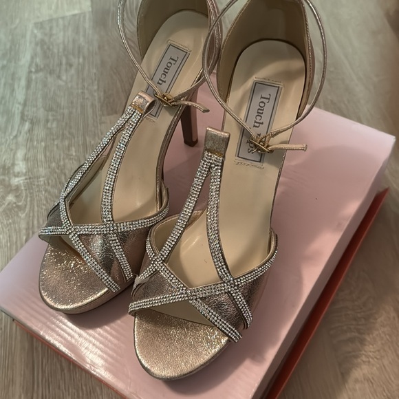 Sizes available: 8, 8.5, & 9 Women’s touch up champagne color high heels size - Picture 3 of 9